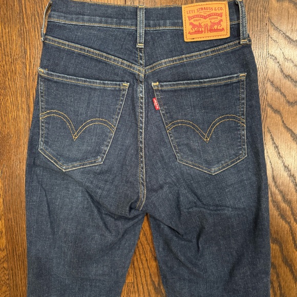 Levi Size 26 Fitted Skinny Jean with Rips - Dark Wash - In Great Condition - Picture 4 of 4